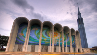 Illustration for article titled An Incredible Gallery of Buildings that Look Like Rocket Ships